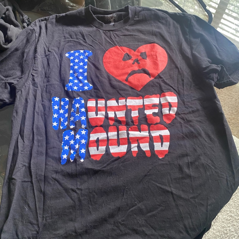 I heart haunted mound flag tee